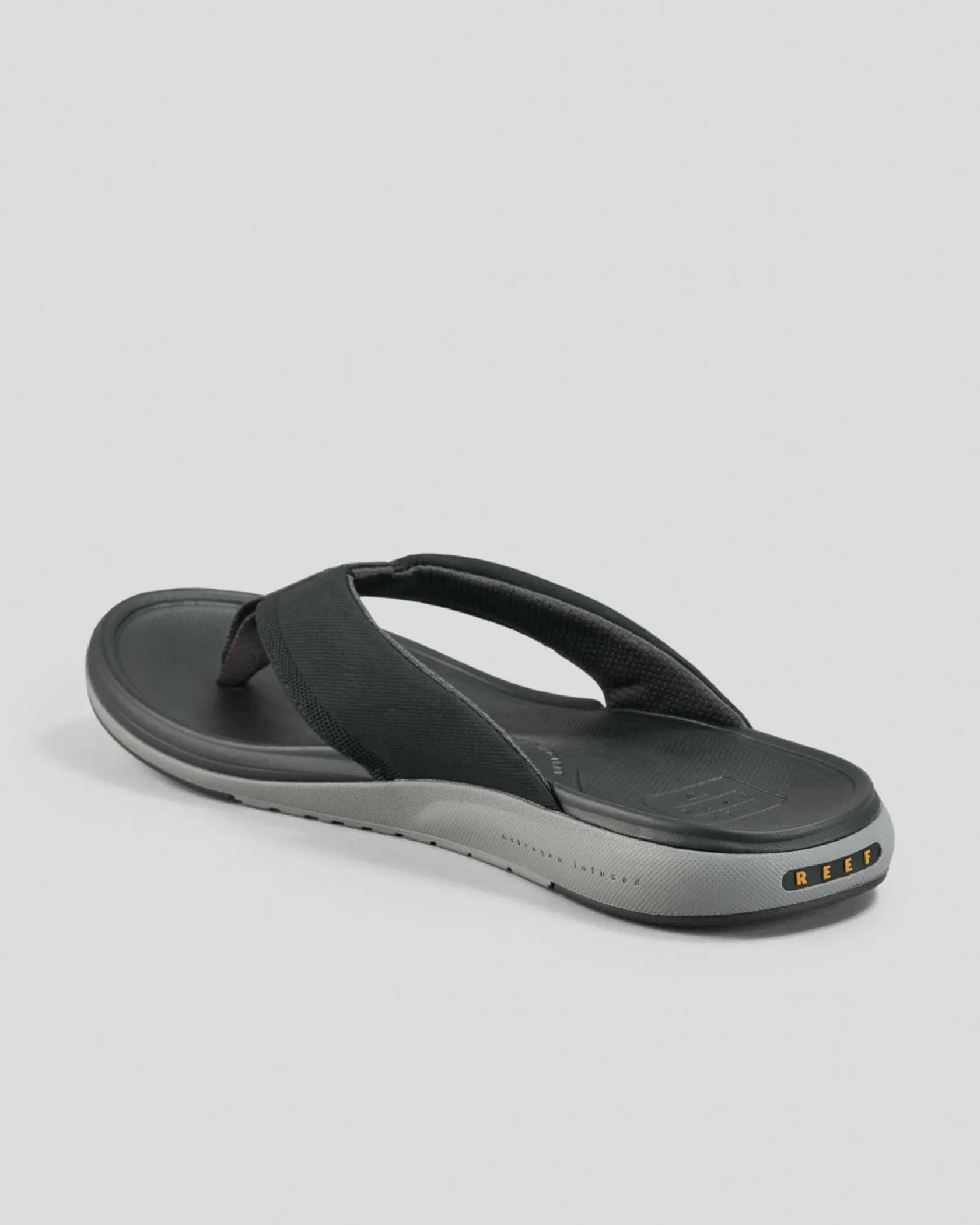 Reef Cushion Norte Dark Grey Hot